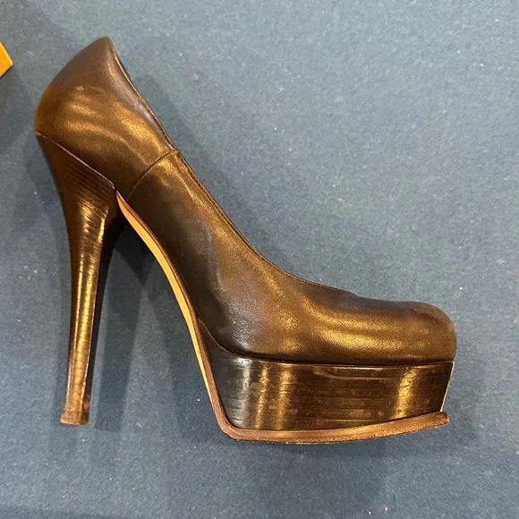 Fendi Black Leather Platform Pumps with Gold Logo Accent - Picture 4 of 8